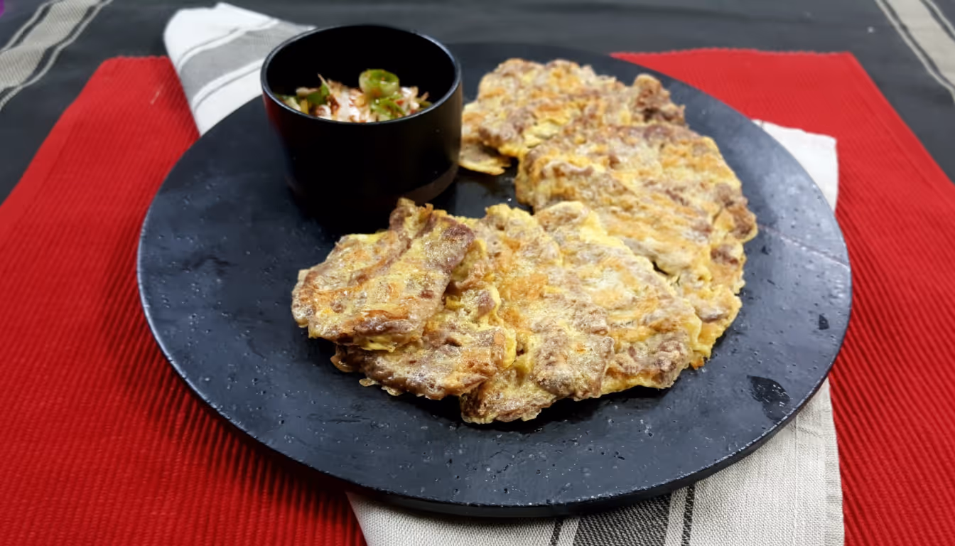 접시에 담긴 완성된 소고기육전과 파절임