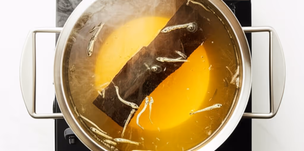 멸치와 다시마로 만든 맑은 육수