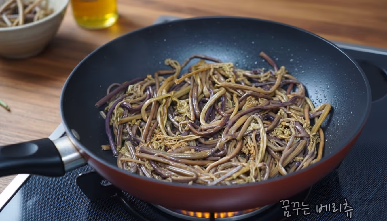 팬에 들기름과 고사리를 넣은 모습