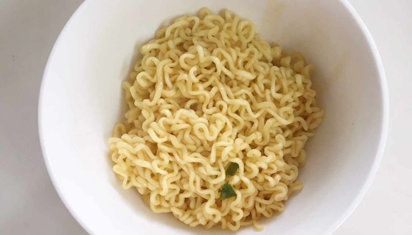 덜 익은 면을 건져 그릇에 담는 모습