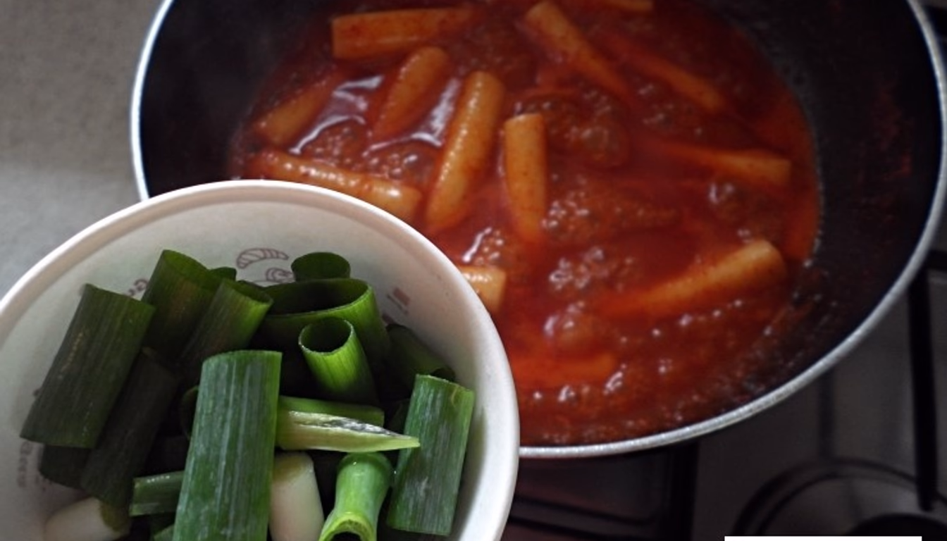 떡볶이에 파를 넣는 모습